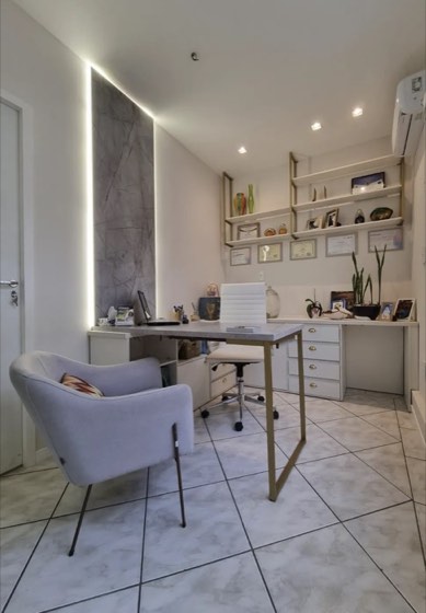 Sala de avaliação integrativa, com os certificados de formação